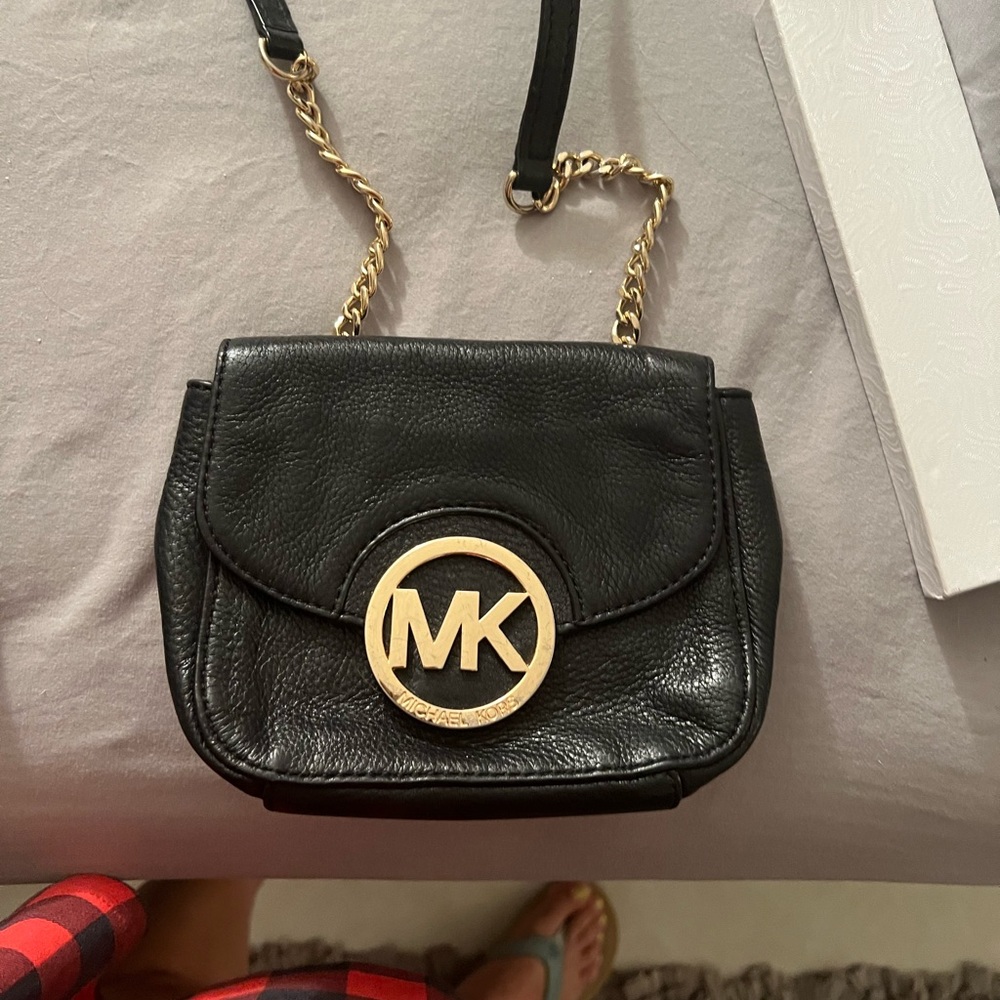 Beautiful small purse. Phone fits